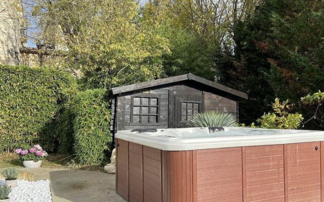 Fleur de Lys Fayence