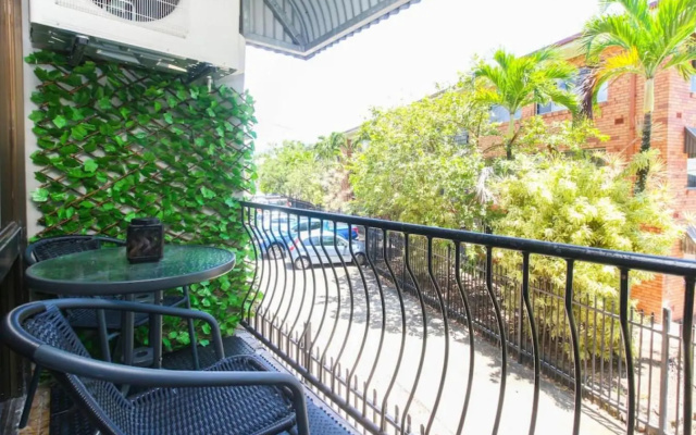 Modern Apartment Close to City Centre 16 – Balcony – Cairns