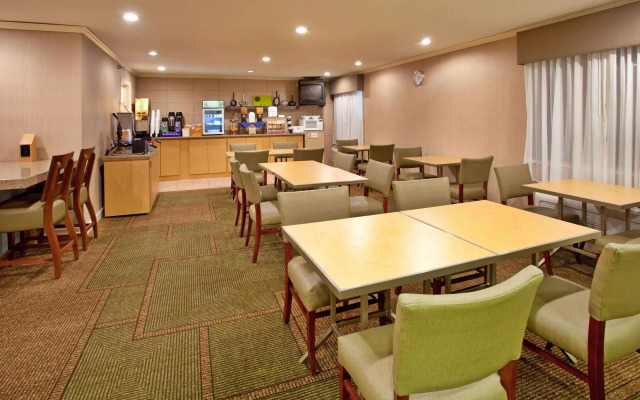 La Quinta Inn & Suites by Wyndham Des Moines West Clive