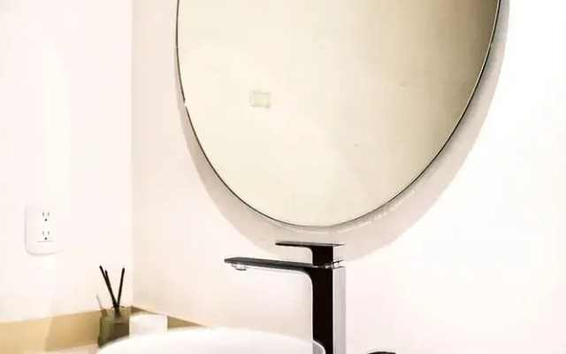 Luxury One BR Apartment With Shared Pool Gym