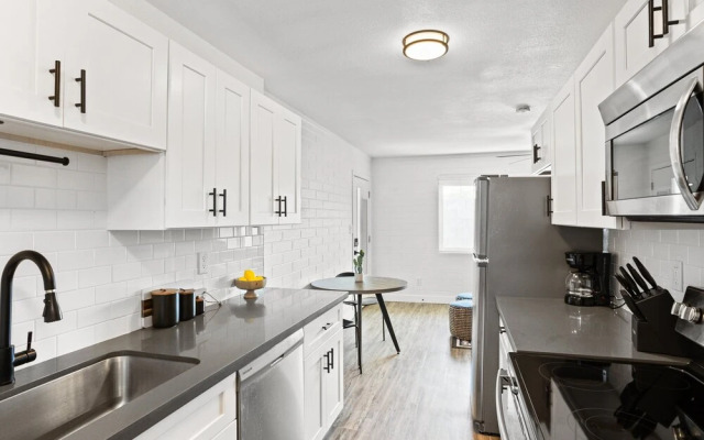 Colt-in Old Town-walk To Entertainment District