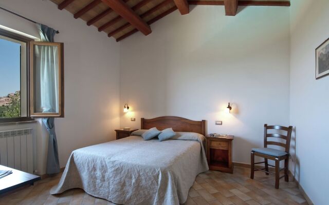 Spacious Farmhouse in Trevi With Swimming Pool