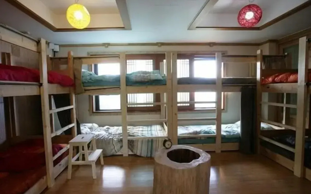 Moncher Guesthouse - Hostel