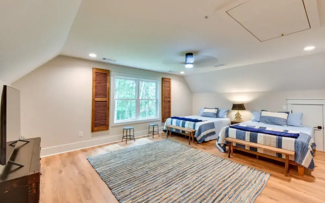 Luxurious Clarkesville Cabin w/ Decks & Fire Pit