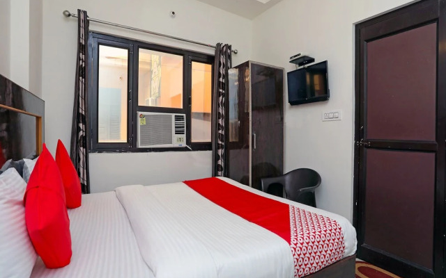 OYO 16815 Hotel Suresha