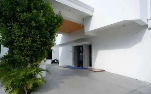 RedDoorz Plus @ Cameloan Hotel Palu