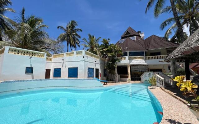 Lovely 5-bed Room House With a Swimming Pool