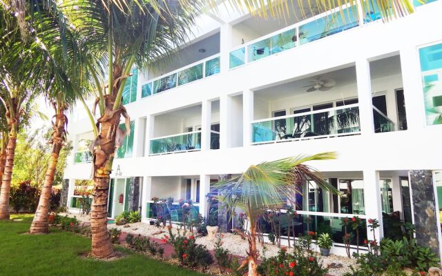 Sunny apartment at the beach with pool