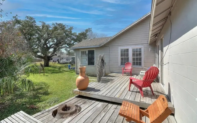 Rockport Blue Crab Bungalow Close to City Attractions by Redawning