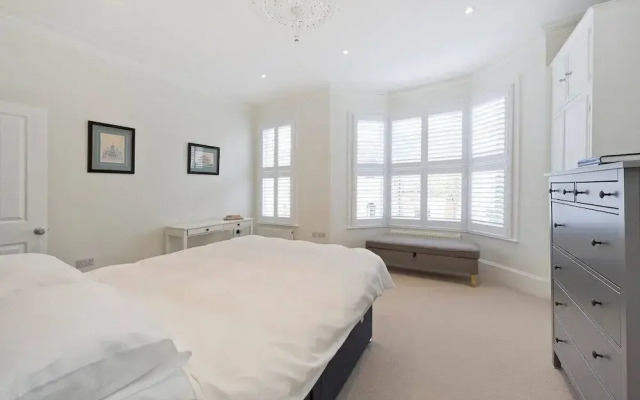 Spacious 4 Bed House, Battersea