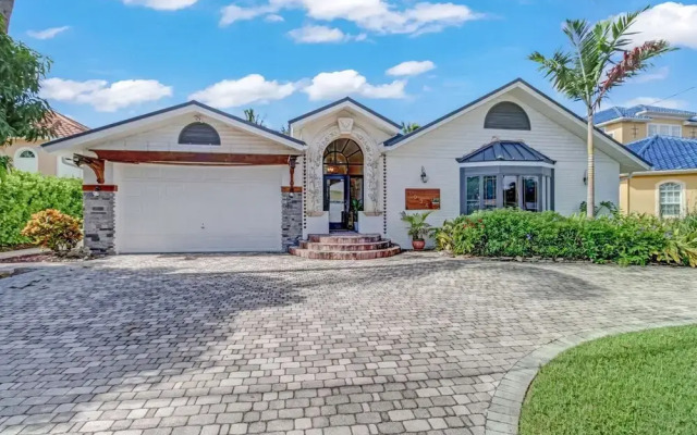 1034 Dolphin Dr