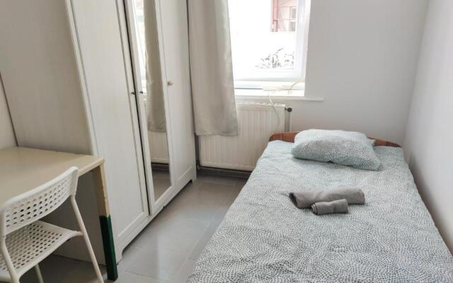 Room with privat shower in 3 rooms apartment