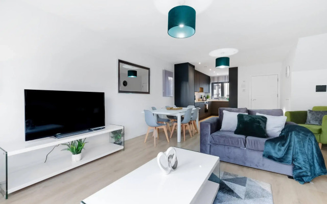 Modern 4 Bedroom House 01 With Parking in Farnham