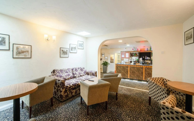 OYO The Bridge House Hotel