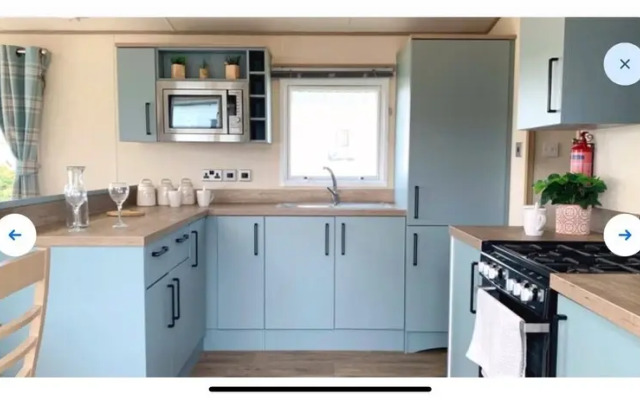 Stunning River View 2 Bedroom Caravan With Decking