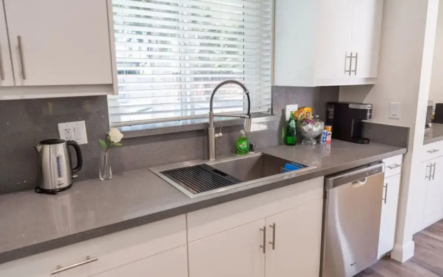 Remodeled 3BR House w Hot Tub Fenced Yard p58