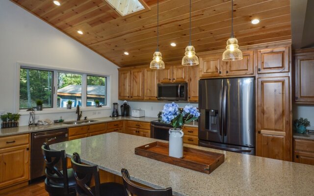 Lakeside Dreamin' 4 Bedroom House