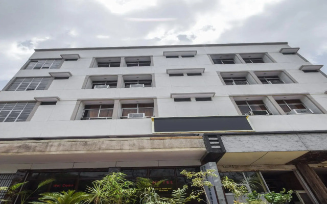 OYO 15212 Hotel Seema