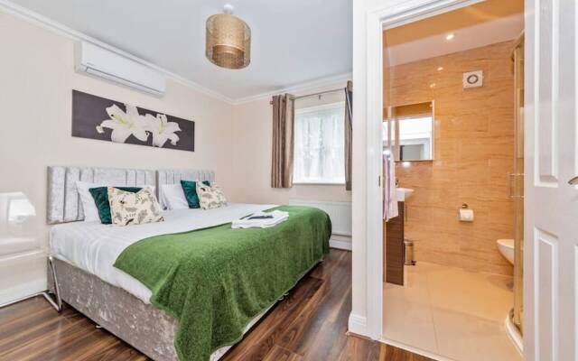 Large 5BR Home in Bedford Ideal for big Groups