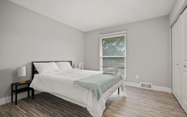 Stylish 2BR 2BA Stay in Prime Location