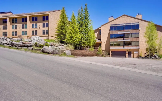 Walk to Ski Lift: Brian Head Condo w/ Pool Access!