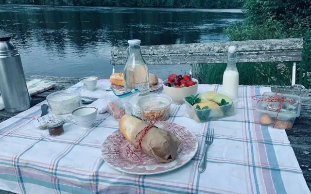 2-bed Apartment Overlooking the River