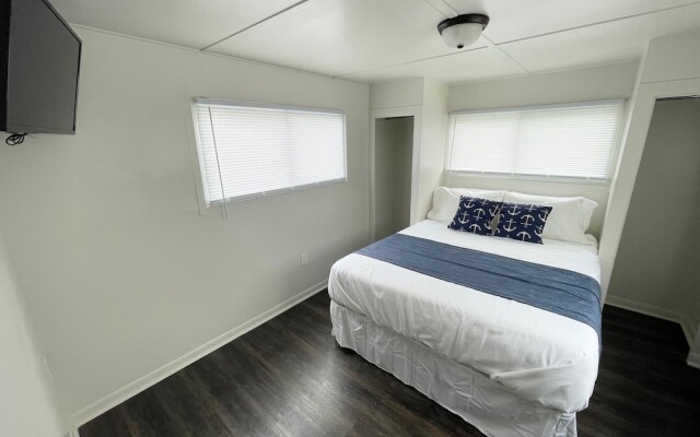 Anchor Bay Inn and Suites