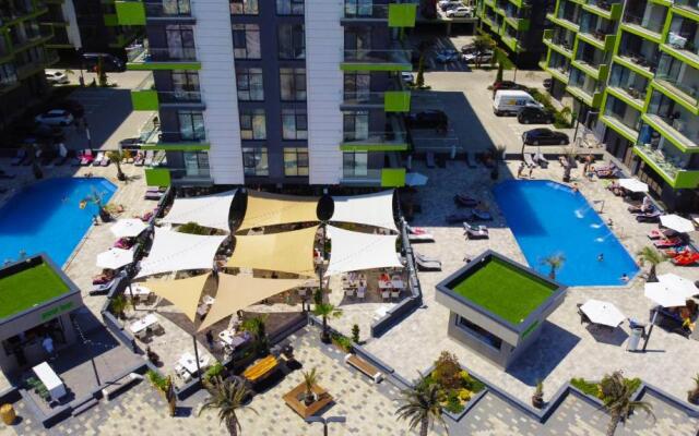 Royale Sundance Studio 8 in Alezzi Beach Spa Pool