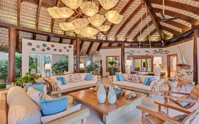 Dazzling Beachfront Villa With Swim-up Bar