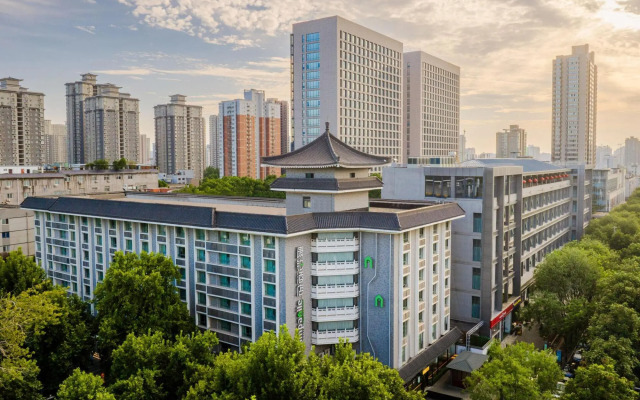 Super 8 Xian Big Wild Goose Pagoda