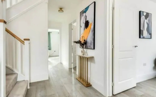 Stylish 4-br House With 3 Ensuite Free Parking