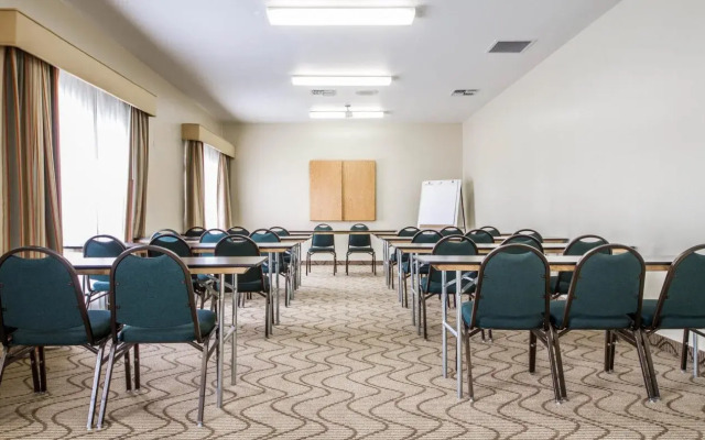 Comfort Inn & Suites Oakland