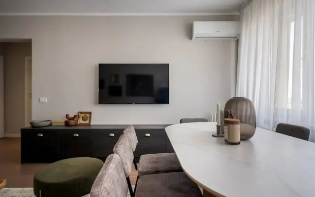 Views of all the Palaces 2BR Stunner