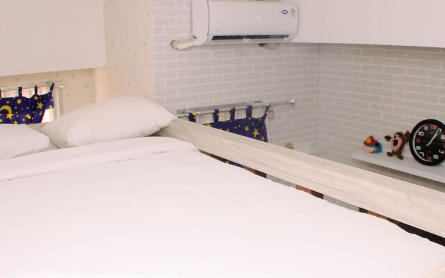 Stunning And Comfy Studio Apartment Transpark Juanda