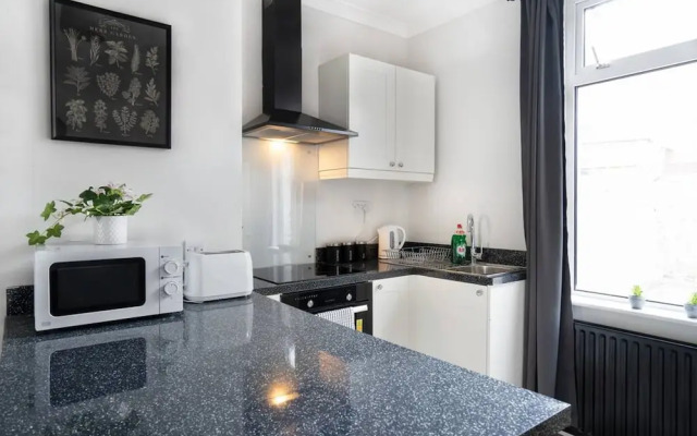 Central 2 Bedroom House-parking