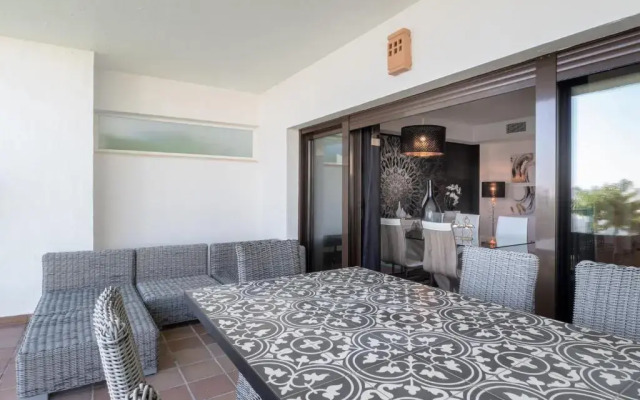 2305 - Luxury villa with sea view and pools