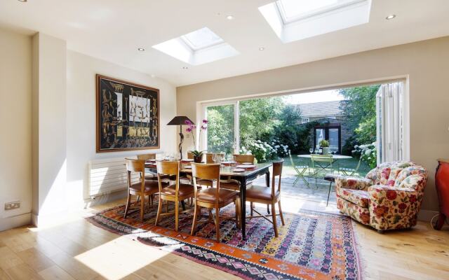 Exquisite East Acton Home close to Shepherds Bush