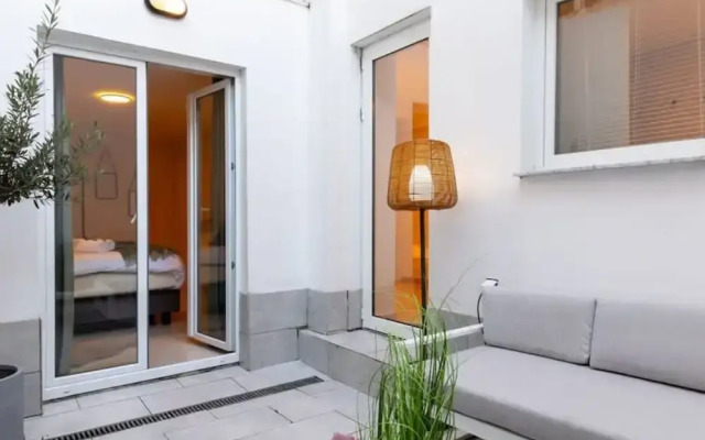 Stylish Duplex Apartment in a Renovated Town House