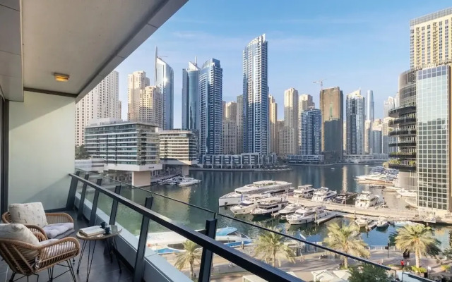 Stylish Marina-front 2BR Near Top Attractions