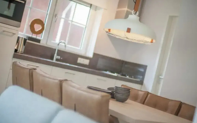 Luxurious Stately Villa With 3 Bathrooms, 1km From the Beach
