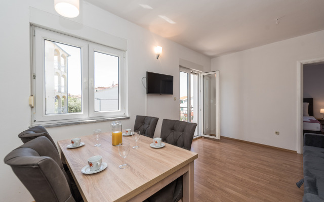 Apartment Gabriel 220m From the Beach