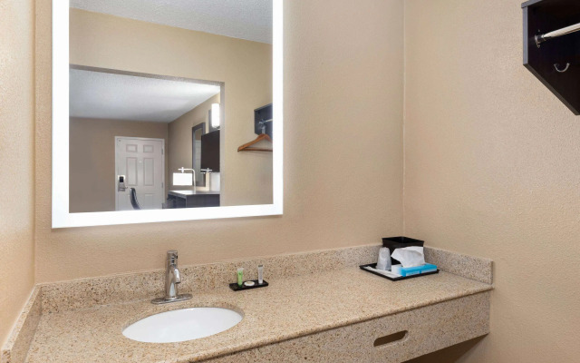 Super 8 by Wyndham Paducah I-24 Exit 4