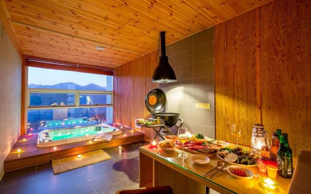 Harbor House poolvilla couple
