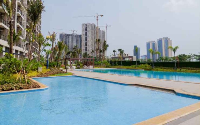 Elegant and Homey Studio Room at Sky House BSD Apartment By Travelio – Pool – Legok