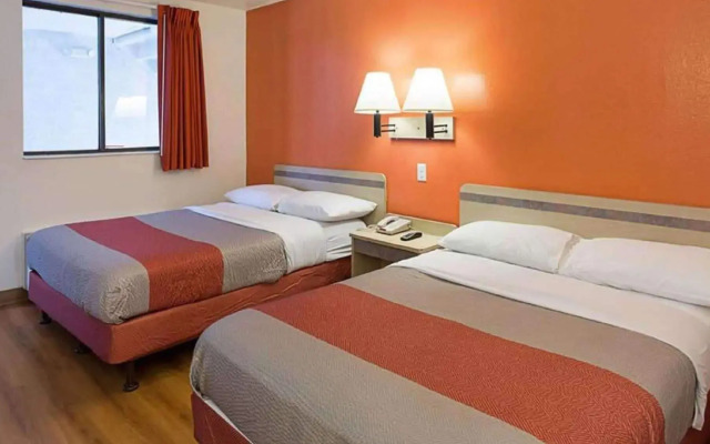 Super 6 Inn & Suites Baton Rouge