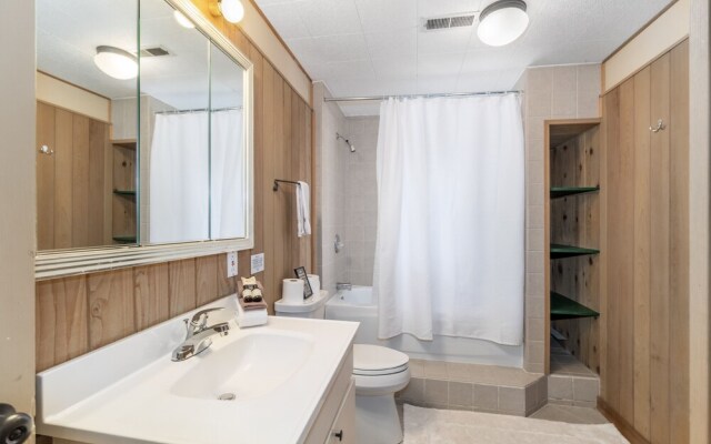 Maple Leaf Lodge 3 Bedroom Home by NW Comfy Cabins by RedAwning