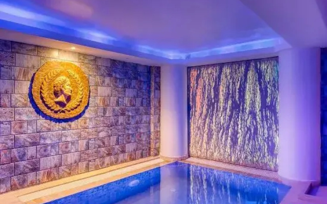 Alexius Pool Apartments