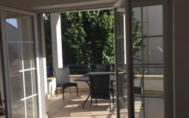 Charmant appartement avec terrasse dans villa