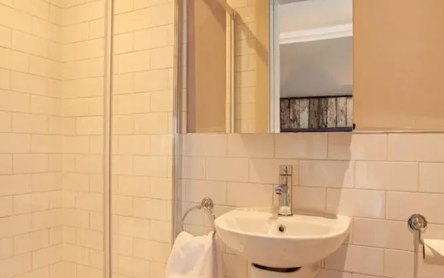 Leeson Apartments
