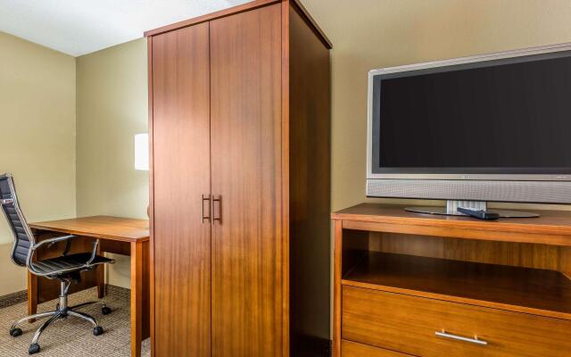 Comfort Inn & Suites Airport - American Way